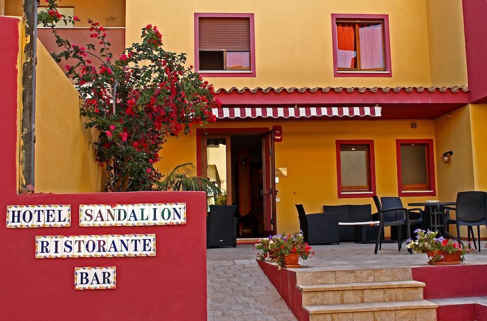 Hotel Sandalion Santa Teresa Gallura Buitenkant foto
